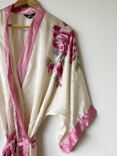 Load image into Gallery viewer, Vintage Peony Silk Robe
