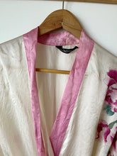 Load image into Gallery viewer, Vintage Peony Silk Robe